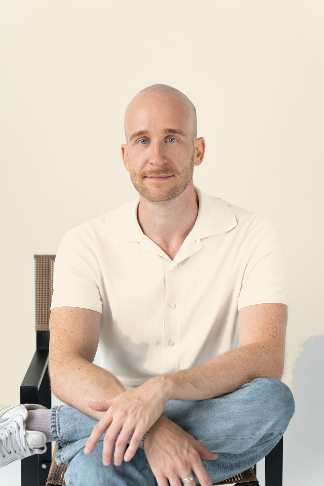Christian Weber, sitzend, offener Blick in die Kamera